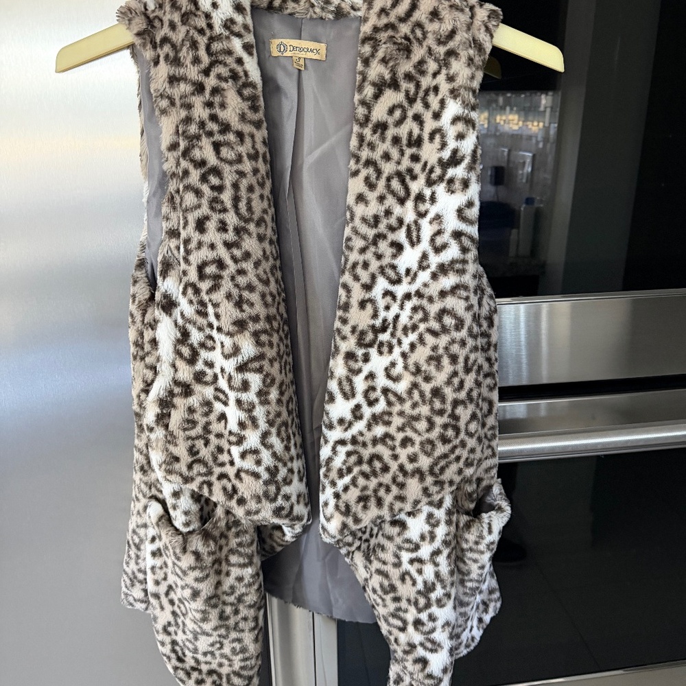 DEMOCRACY FAUX SNOW LEOPARD VEST SIZE SMALL S - IN LIKE NEW CONDITION